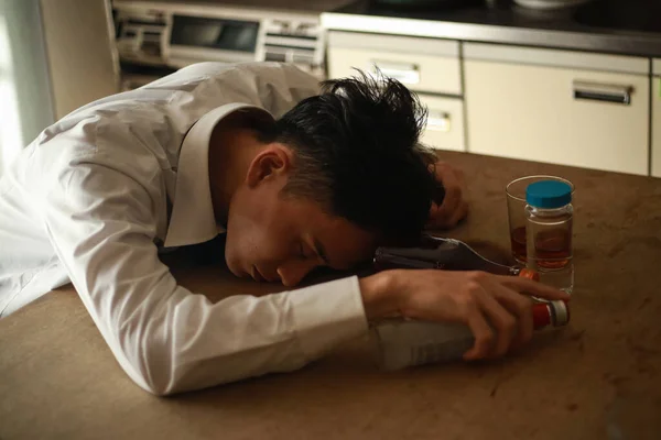 Ασιάτης Ξαπλωμένος Στο Τραπέζι Αλκοολούχα Ποτά Υπερβολική Δόση Έννοια — Φωτογραφία Αρχείου