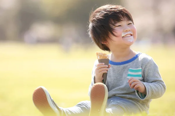 Πορτρέτο Του Ευτυχισμένου Γιαπωνέζου Αγοριού Που Τρώει Στο Καλοκαιρινό Πάρκο — Φωτογραφία Αρχείου
