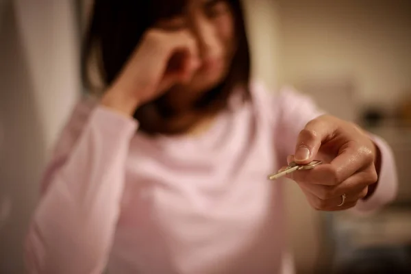 Κλάμα Νεαρή Γυναίκα Κρατώντας Κλειδί Επιλεκτική Εστίαση — Φωτογραφία Αρχείου