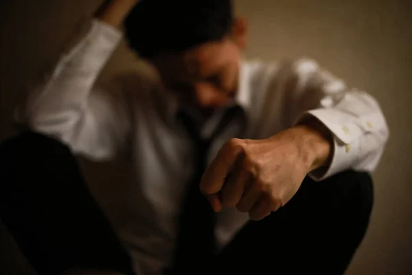 Retrato Estressado Asiático Homem Sentado Cama — Fotografia de Stock