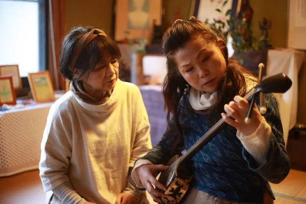 Женщины Учатся Играть Японском Традиционном Музыкальном Инструменте Sanshin — стоковое фото