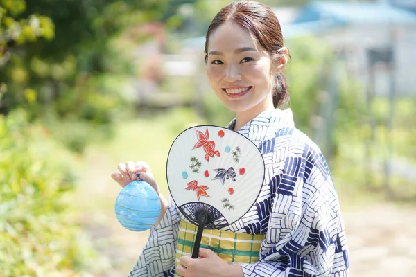 日本の伝統的な七夕祭りで着物を着た若いアジアの女性 — ストック写真