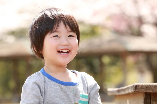 Πορτρέτο Ενός Χαριτωμένου Μικρού Παιδιού Χαμογελώντας Στην Ύπαιθρο — Φωτογραφία Αρχείου