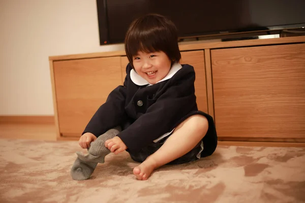 Adorable Niñito Sentado Suelo Poniéndose Calcetines Casa —  Fotos de Stock