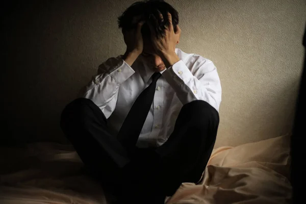 Retrato Estressado Asiático Homem Sentado Cama — Fotografia de Stock