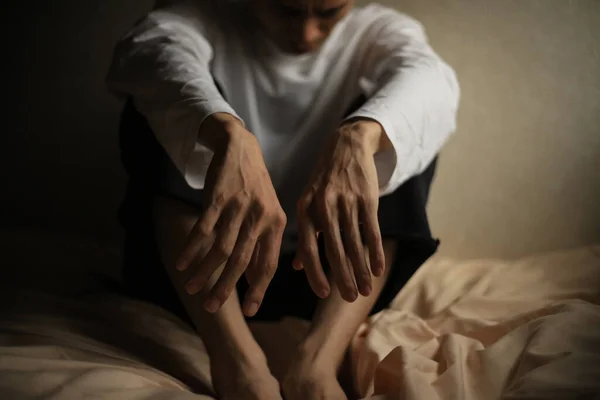 Retrato Estressado Asiático Homem Sentado Cama — Fotografia de Stock