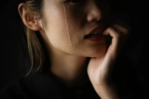 Retrato Choro Mulher Japonesa Fundo Escuro — Fotografia de Stock