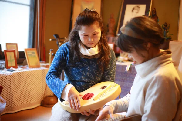 Yaşlı Kadınlar Geleneksel Japon Müzik Enstrümanı Koto Çalmak Için Alıştırma — Stok fotoğraf