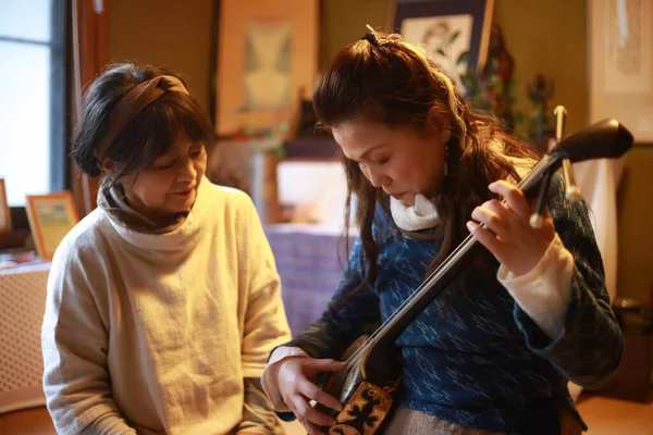 Kadınlar Geleneksel Japon Müzik Enstrümanı Sanshin Çalmak Için Pratik Yapıyorlar — Stok fotoğraf