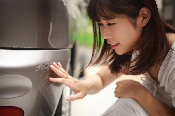 Woman Checking Car Scratches — Stock Photo, Image