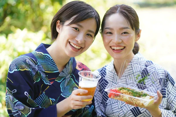 Красивые Японские Женщины Кимоно Наслаждаются Уличной Едой — стоковое фото
