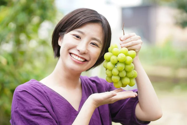 Porträtt Glad Japansk Kvinna Som Håller Färska Druvor — Stockfoto