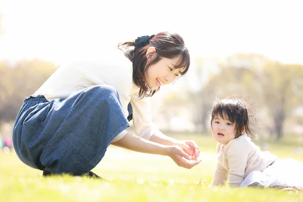 Portrait Une Heureuse Mère Asiatique Son Enfant — Photo