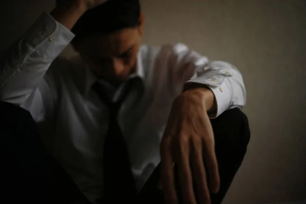 Ritratto Uomo Asiatico Stressato Seduto Sul Letto — Foto Stock