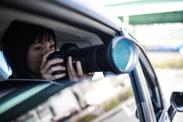 車の中で美しいアジア系の若い女性パパラッチ — ストック写真