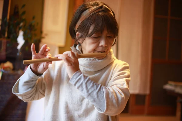 Flüt Çalan Asyalı Kadın — Stok fotoğraf