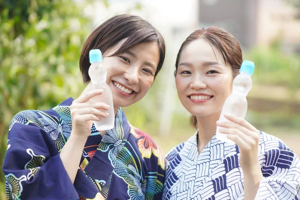 Молодые Азиатские Женщины Бутылками Воды — стоковое фото