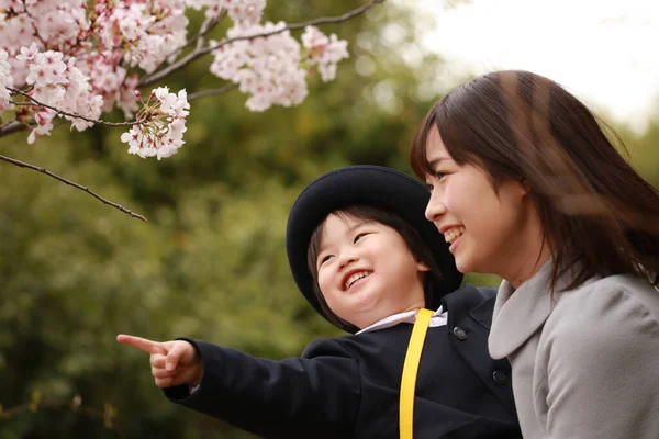 Retrato Una Feliz Madre Asiática Hijo —  Fotos de Stock