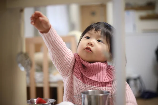 Adorabile Poco Asiatico Ragazza Cucina — Foto Stock