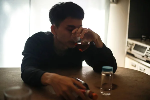 Человек Сидящий Столе Пьющий Алкоголь — стоковое фото