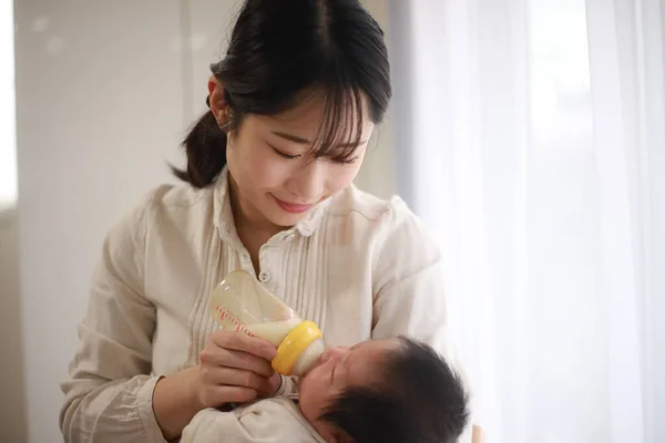 Asiático Jovem Mãe Alimentação Bebê Menino Casa — Fotografia de Stock