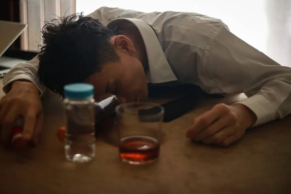 Ασιάτης Ξαπλωμένος Στο Τραπέζι Αλκοολούχα Ποτά Υπερβολική Δόση Έννοια — Φωτογραφία Αρχείου