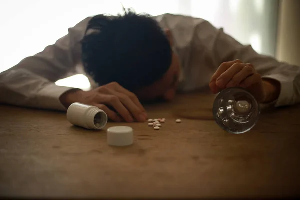Νεαρός Είναι Ξαπλωμένος Στο Τραπέζι Πολλά Χάπια Χυμένα Έννοια Της — Φωτογραφία Αρχείου