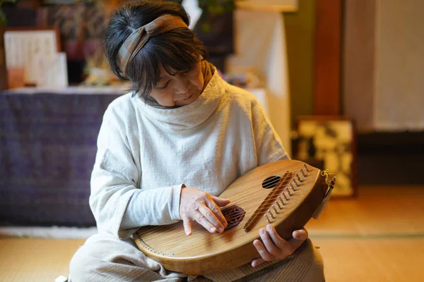 Geleneksel Japon Müzik Enstrümanı Koto Çalmak Için Kadın Alıştırması — Stok fotoğraf