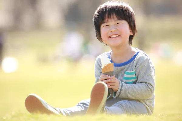 Porträtt Glad Japansk Pojke Äter Sommarparken — Stockfoto
