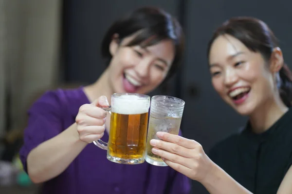 Duas Jovens Mulheres Bebendo Cerveja — Fotografia de Stock