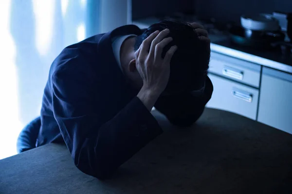 Uomo Seduto Sul Tavolo Tenendo Testa Solitudine Disperazione Concetto — Foto Stock