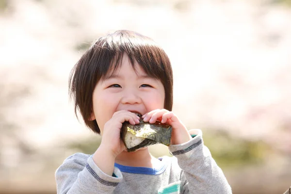 Porträt Eines Glücklichen Japanischen Jungen Beim Essen Sommerpark — Stockfoto