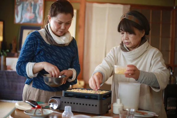 高級日本人女性が海鮮丼でおいしいおにぎりを作る — ストック写真