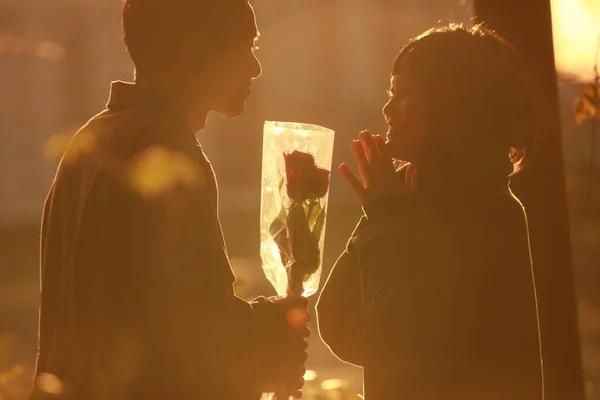 バレンタインデーの花束を持つ若いアジアのカップル — ストック写真
