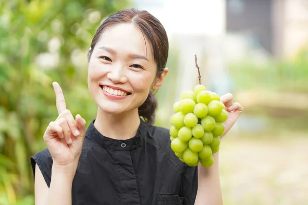 Портрет Счастливой Японки Держащей Руках Свежий Виноград — стоковое фото