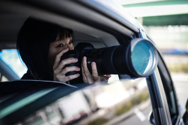 車の中で美しいアジア系の若い女性パパラッチ — ストック写真
