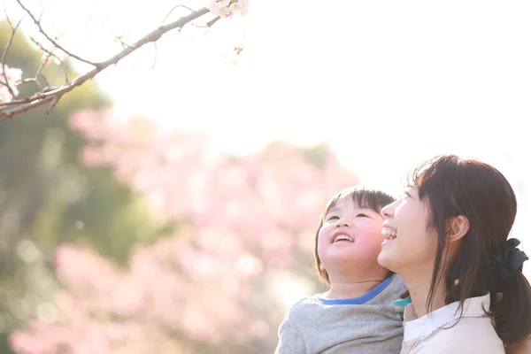 快乐的年轻亚洲母亲带着小孩在公园里 — 图库照片