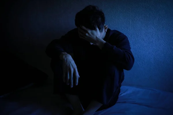 Retrato Estressado Asiático Homem Sentado Cama — Fotografia de Stock