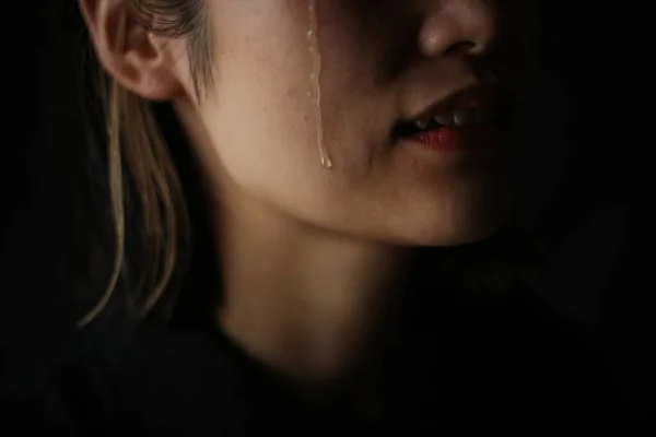Retrato Choro Mulher Japonesa Fundo Escuro — Fotografia de Stock