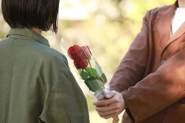 Aziatische Man Het Geven Van Rozen Naar Vrouw — Stockfoto