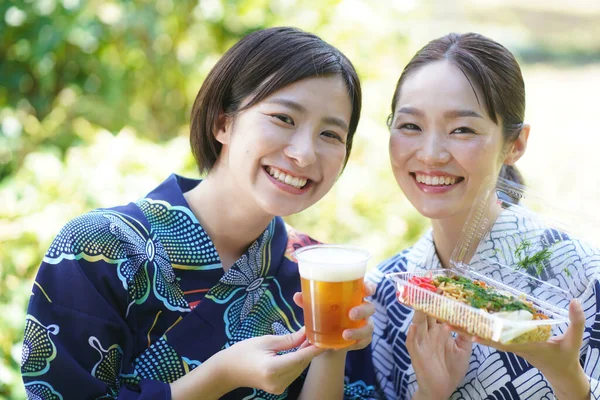Belles Femmes Japonaises Kimono Profiter Manger Nourriture Rue — Photo