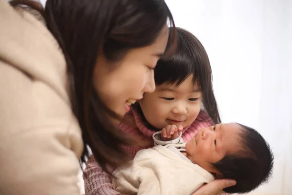 Ευτυχισμένη Ασιατική Οικογένεια Μητέρα Και Αξιολάτρευτα Μικρά Παιδιά — Φωτογραφία Αρχείου