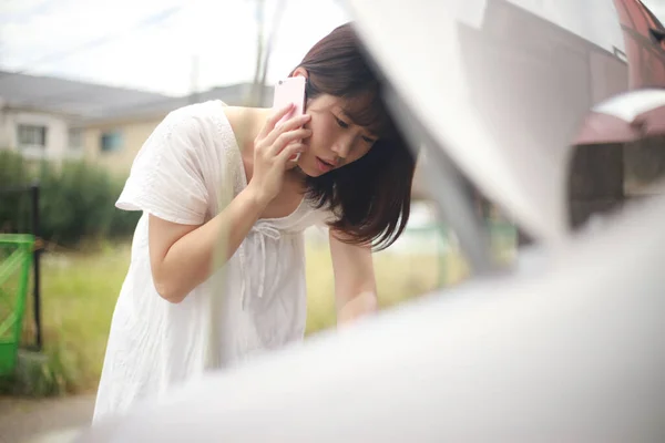 Gespannen Aziatische Vrouw Praten Telefoon Buurt Gebroken Auto Outdoor — Stockfoto