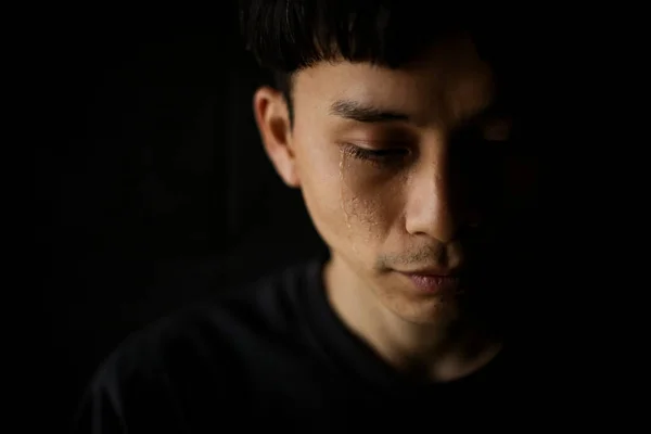 Porträtt Gråtande Japansk Man Mörk Bakgrund — Stockfoto