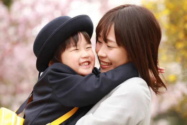 Retrato Uma Feliz Mãe Asiática Seu Filho — Fotografia de Stock