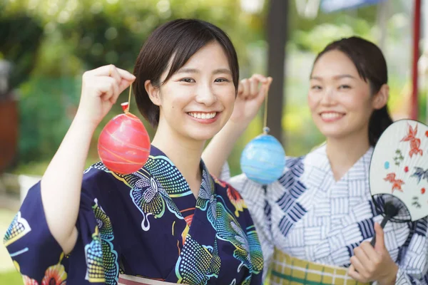 日本の伝統的な七夕祭りで着物を着た日本人女性 — ストック写真