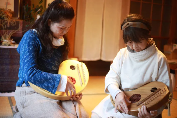 Starsze Kobiety Ćwiczą Gry Japońskim Tradycyjnym Instrumencie Muzycznym Koto — Zdjęcie stockowe