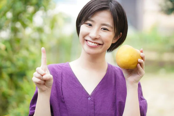 Porträtt Lycklig Japansk Kvinna Som Håller Färskt Äpple Händerna — Stockfoto