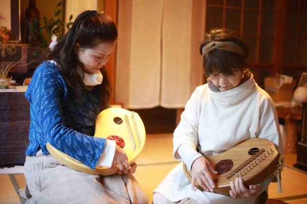 日本の伝統楽器 で演奏する上級女性練習 — ストック写真