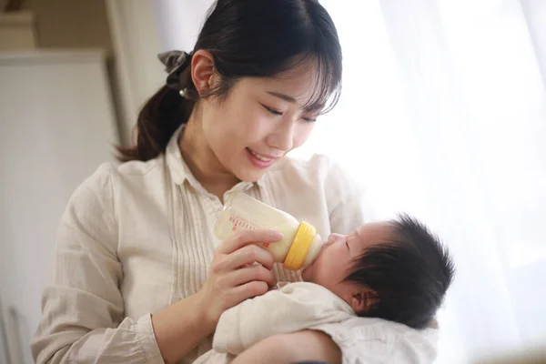 Asiático Jovem Mãe Alimentando Pouco Bebê Menino — Fotografia de Stock